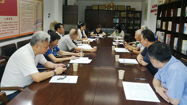 日本a片
召开厅机关离退休干部“我看新中国成立70周年”专题座谈会_600.jpg