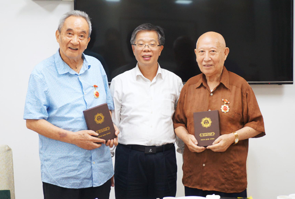 日本a片
召开离退休厅级干部工作通报会2_600.jpg