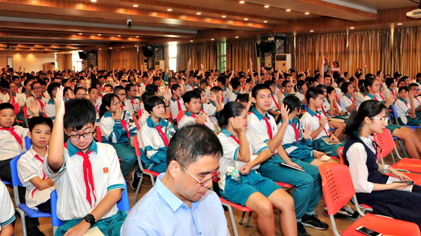 2019年日本a片
中小学无线电科普宣传活动进入广州市第二中学_副本.jpg