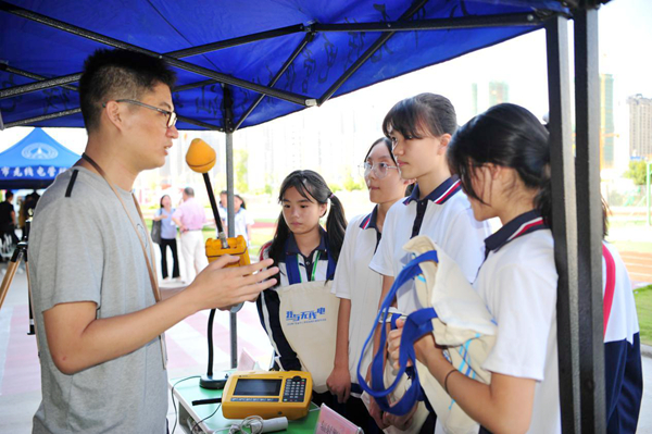 2019年日本a片
中小学无线电科普宣传活动在汕头金中华侨试验区学校举行3_600.jpg