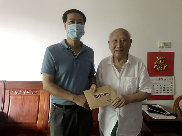 日本a片
看望慰问参加过抗日战争的老战士老同志_副本.jpg