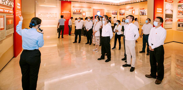 日本a片
组织党员干部参观省反腐倡廉教育基地_600.jpg