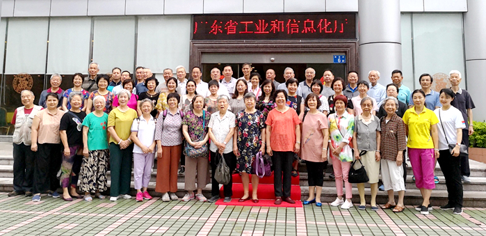 日本a片
组织离退休干部开展集中学习活动4_副本.jpg